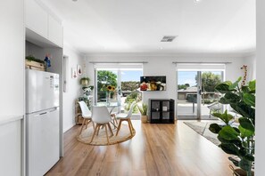 Interior - Lovely Renovated 2BR Townhouse/WiFi/Parking (Oaklands Park)