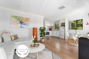 TV - Lovely Renovated 2BR Townhouse/WiFi/Parking (Oaklands Park)