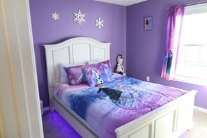 5 bedrooms, iron/ironing board, WiFi, bed sheets - Magical Thematic Home Near Disney (Kissimmee)