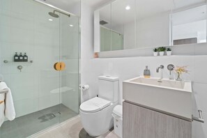 Douche, sèche-cheveux, serviettes fournies