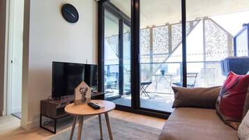 Televisión, mesa de ping pong, oficina