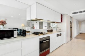 Geladeira, micro-ondas, fogão, cooktop