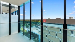 Ein modernes Gebäude mit großen Glasfenstern und einem Metallgeländer.