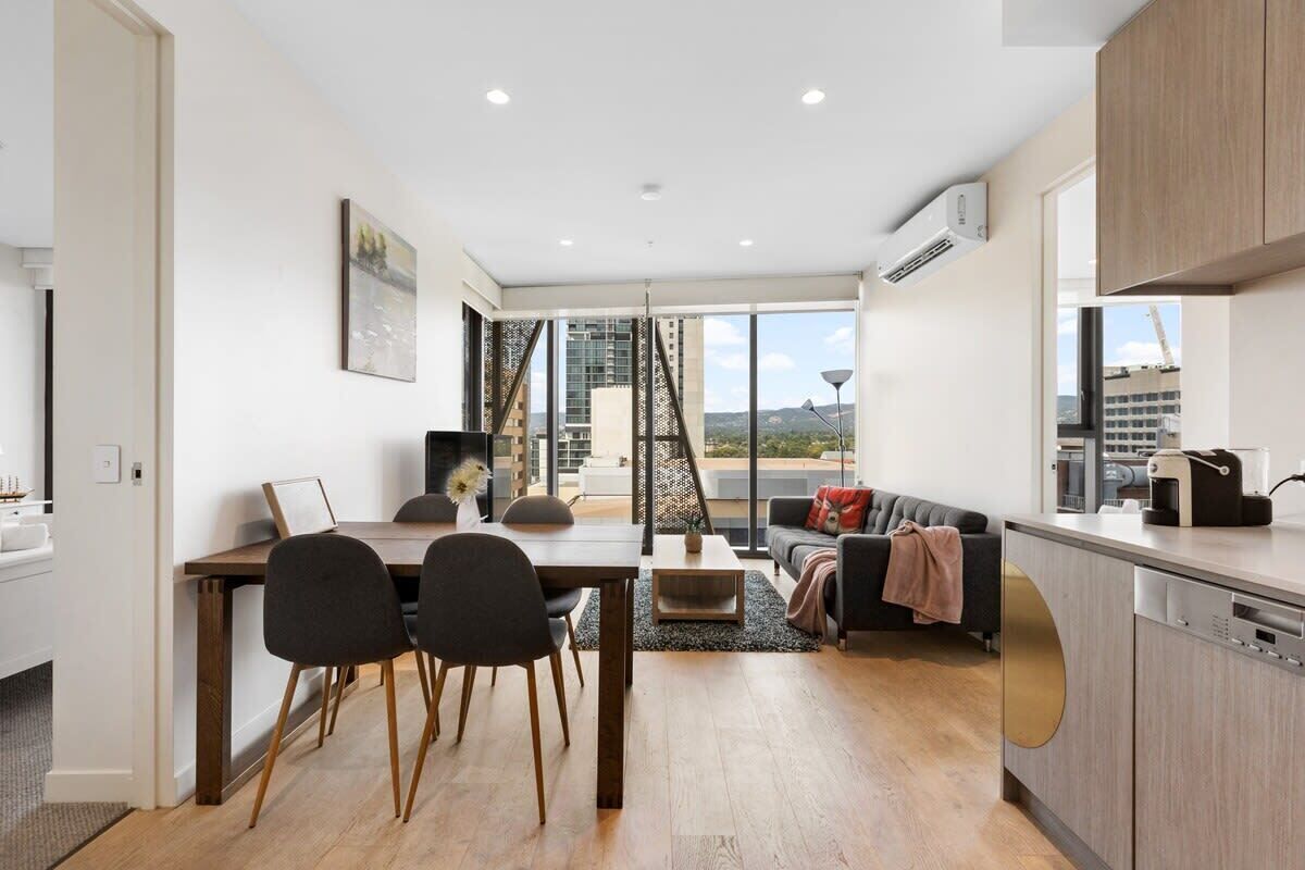 Un apartamento moderno con comedor, cocina y sala de estar.