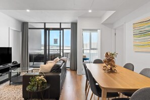 TV, offices - Journey to West Franklin/ Free Parking/ Pool/ Gym (Adelaide)