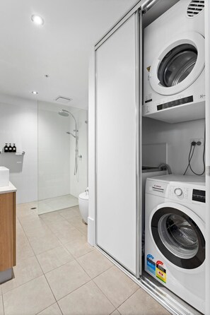 Tina, secadora de cabello, toallas 