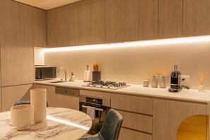 雪櫃、微波爐、焗爐、爐具