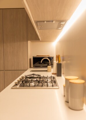 Køleskab, mikrobølgeovn, ovn, kogeplade