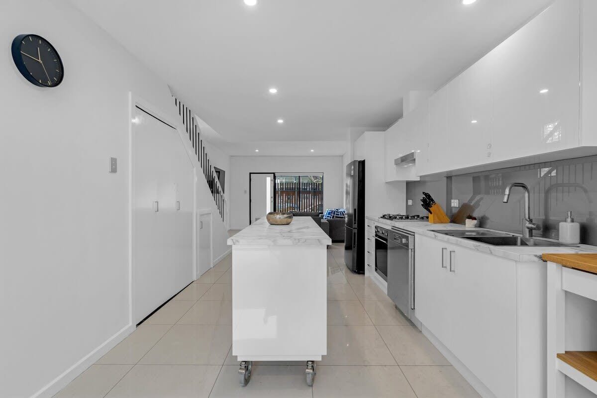 冷蔵庫、電子レンジ、オーブン、コンロ