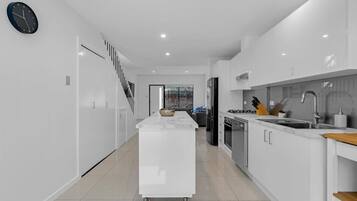 Refrigerador, microondas, horno, placa de cocina