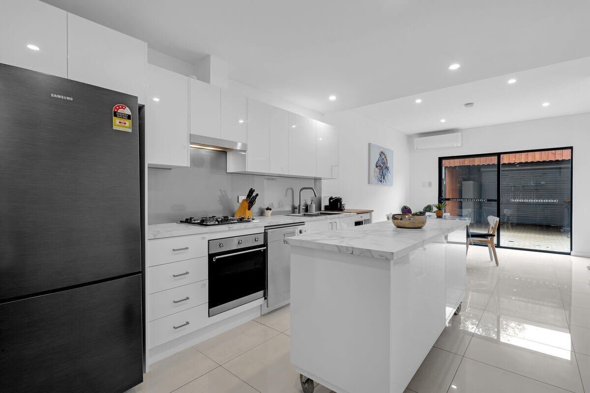 冷蔵庫、電子レンジ、オーブン、コンロ