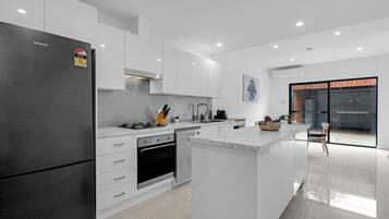 Geladeira, micro-ondas, fogão, cooktop