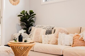 TV - An Idyllic Boho Style Retreat,High-end kitchenware (Mermaid Waters)