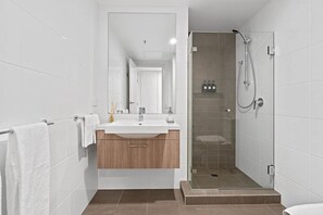 Douche, sèche-cheveux, serviettes fournies