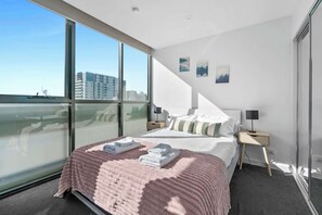 2 habitaciones, escritorio y tabla de planchar con plancha 