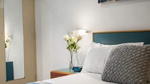 Tabla de planchar con plancha y ropa de cama 