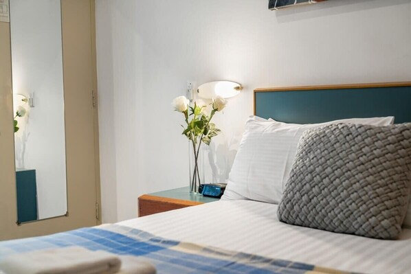 Iron/ironing board, bed sheets