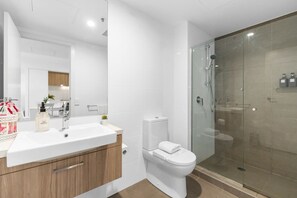 Shower, hair dryer, towels, shampoo