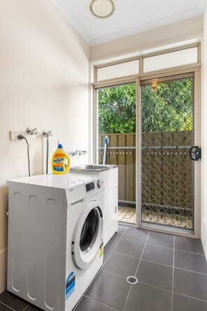 Interior - 3BR Home-City Fringe Location-Free WiFi & Parking (Mile End)