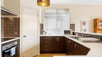 Een koelkast, een microgolfoven, een oven, een kookplaat