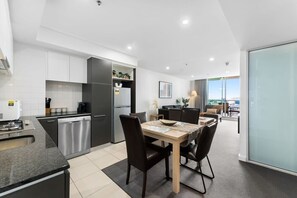 Fridge, microwave, oven, stovetop - CBD Modern 2BR/ Free Parking (Adelaide)