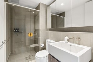 Shower, hair dryer, towels - City Escape /Realm 1 BR Apt/ Wi-Fi/Gym (Adelaide)