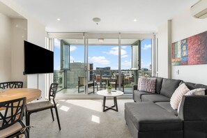 TV - Cosy 2BR CBD Apt. Free Wi-Fi Parking Pool (Adelaide)
