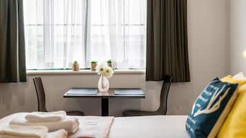 1 camera, ferro/asse da stiro, lenzuola