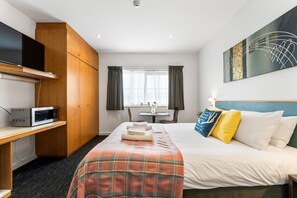 1 habitación, tabla de planchar con plancha y ropa de cama 