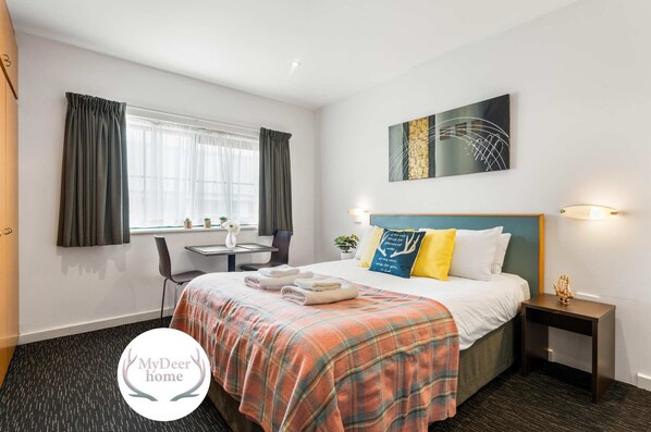 1 habitación, tabla de planchar con plancha y ropa de cama 