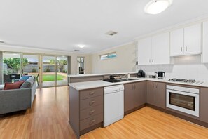 Fridge, microwave, oven, stovetop - Peaceful 3BR family home Free Wi-Fi Free Parking (Dover Gardens)