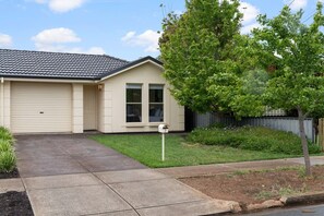 Exterior - Peaceful 3BR family home Free Wi-Fi Free Parking (Dover Gardens)