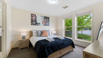 3 bedrooms, iron/ironing board, WiFi, bed sheets