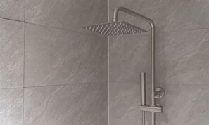 Suite | Badezimmer | Kostenlose Toilettenartikel, Haartrockner, Bademäntel, Hausschuhe