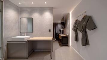 Suite | Bathroom | Free toiletries, hair dryer, bathrobes, slippers