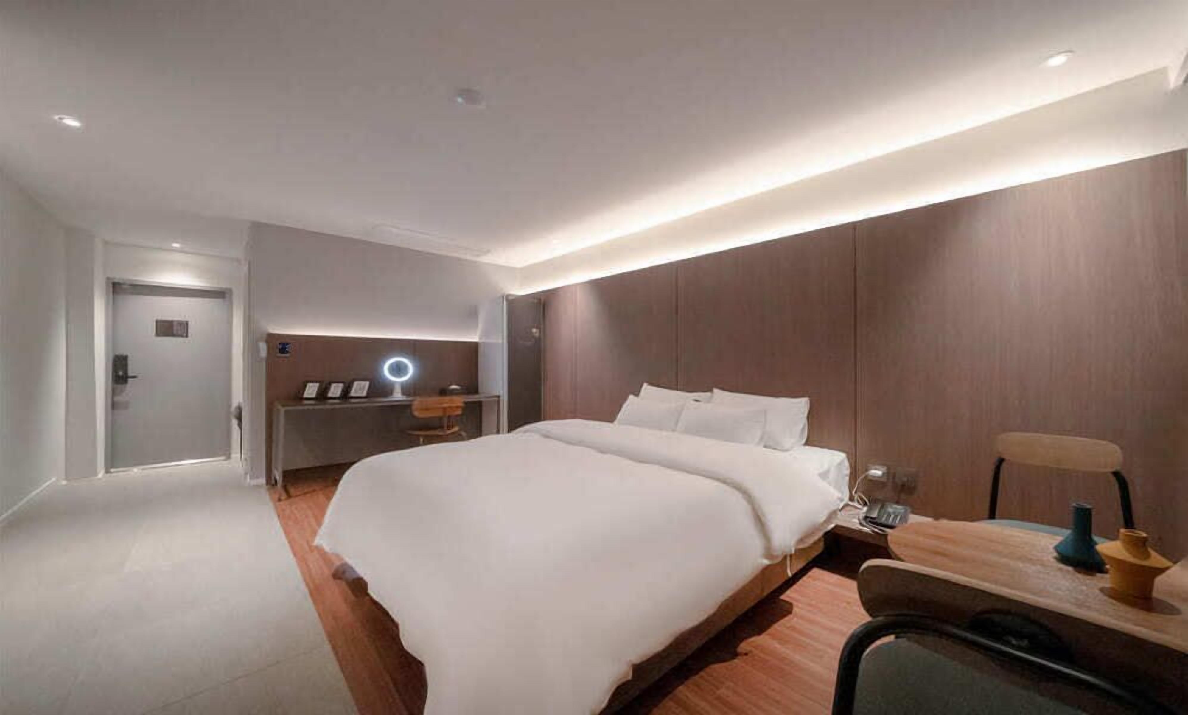 Deluxe Double Room | WiFi (free), individually decorated, individually furnished, bed sheets
