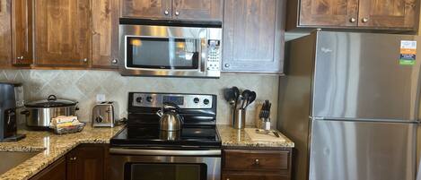 Refrigerador, microondas, horno y parrilla de estufa