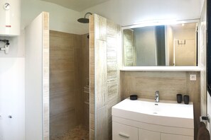 Dusche, Haartrockner, Handtücher, Seife