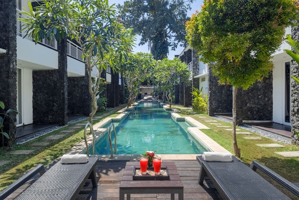 Outdoor pool, sun loungers - The Kanjeng Suites & Villas Sanur (Denpasar)
