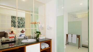 Deluxe Room | Bathroom | Shower, rainfall showerhead, bathrobes, slippers