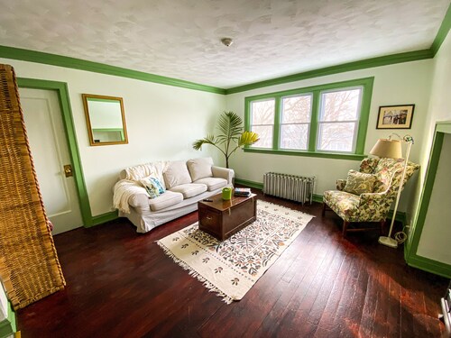 lovely and cozy vintage two bedroom, 🐾friendly apartment