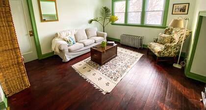 lovely and cozy vintage two bedroom, 🐾friendly apartment