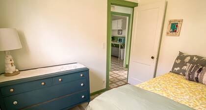 lovely and cozy vintage two bedroom, 🐾friendly apartment