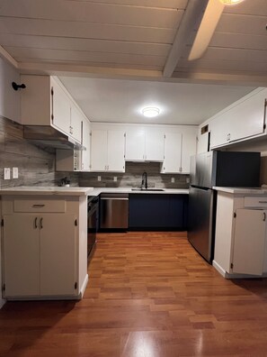 Microwave, oven, stovetop, dishwasher - Best location of Oakland Lake Merritt Park & Gardens. New remodeled & furnished (Oakland)