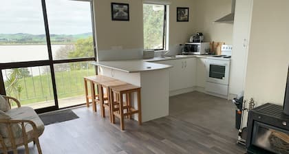 Peaceful riverfront cottage in tiny northland town