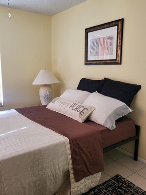 2 bedrooms, desk, WiFi, bed sheets