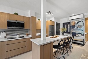 Kühlschrank, Mikrowelle, Wasserkocher mit Kaffee-/Teezubehör, Toaster