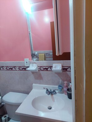 Secador de pelo, toallas, jabón y papel higiénico