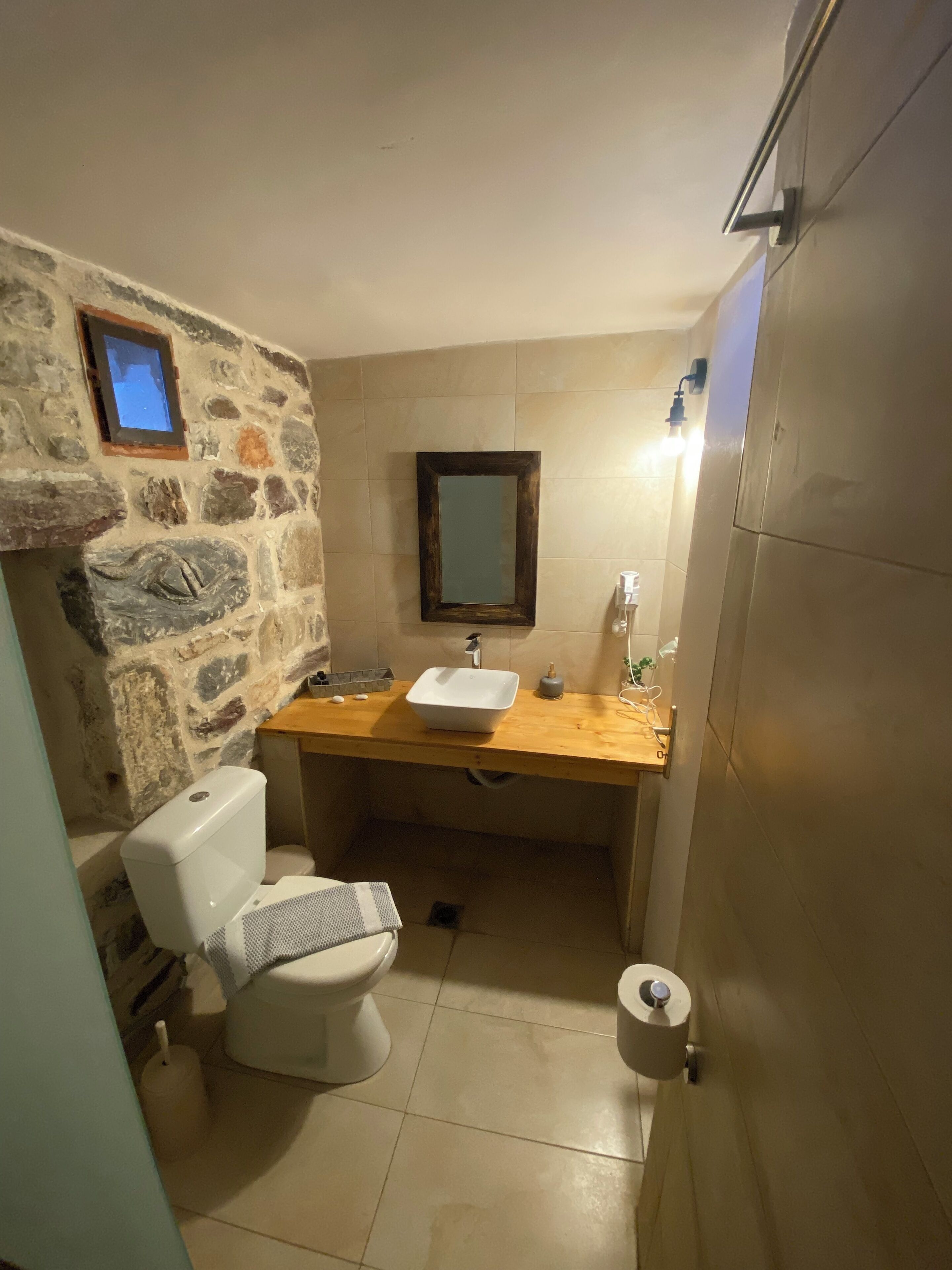 Panorama tweepersoonskamer, 1 queensize bed, uitzicht op zee, aan zee | Badkamer | Een haardroger