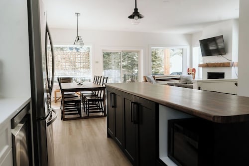 Family cabin sleeps 10 w/ hot tub, games room &  mountain views - 2 mins to base